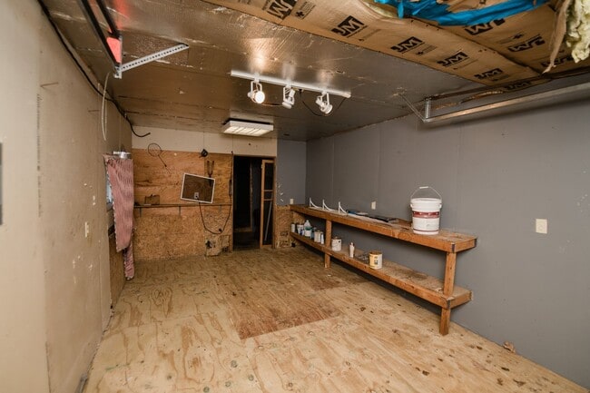 Building Photo - 3 Bedroom / 1 Bathroom Home for Rent in Crown Point