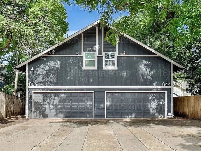 Building Photo - $1545 - 2 bed 2 bath - Duplex located in R...