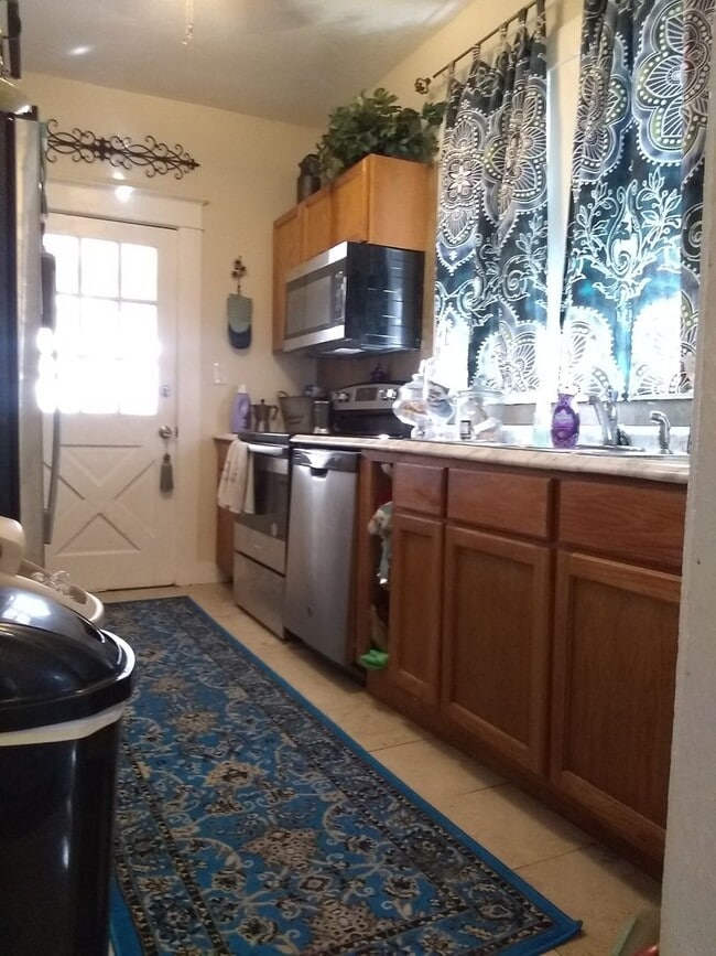 Building Photo - Great Rental Downtown