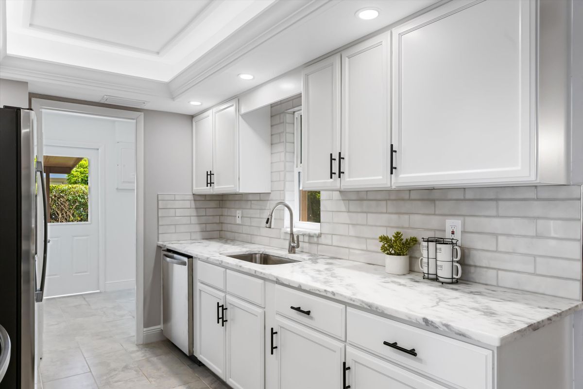 Building Photo - 1003 April Ln