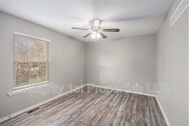 Building Photo - 6388 NW Sioux Dr