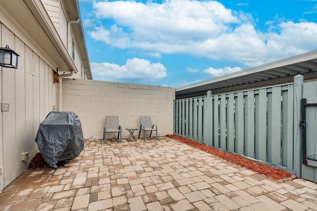 Building Photo - Awesome 2BE/BA townhouse in Bellevue!