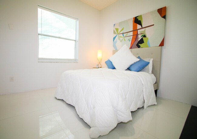 Building Photo - 661 Lake Wellington Dr