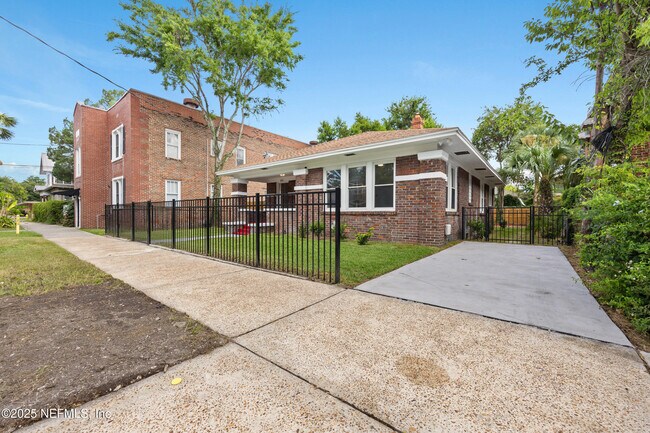 Building Photo - 131 Cottage Ave