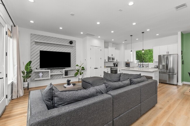 Building Photo - 3030 Live Oak St