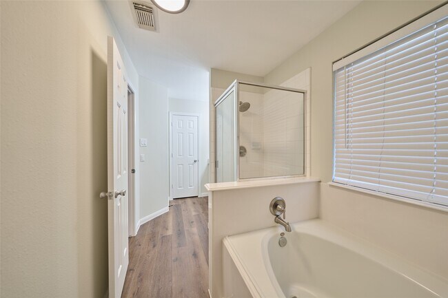 Building Photo - 3501 Buckingham Ln