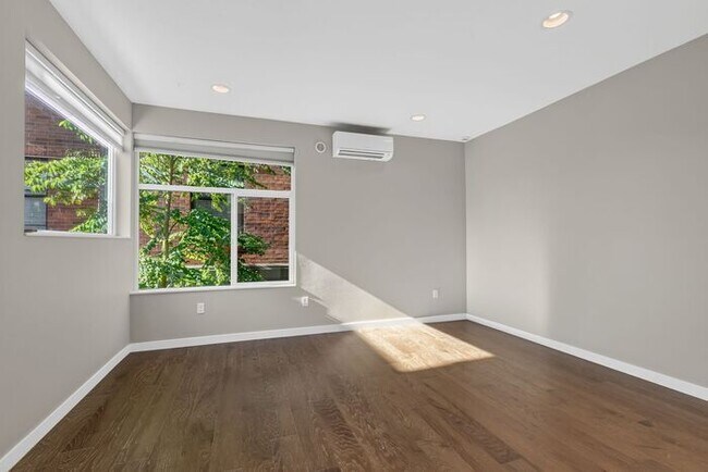 Building Photo - Trendy West Seattle Townhome w/Air Conditioning and Rooftop Deck