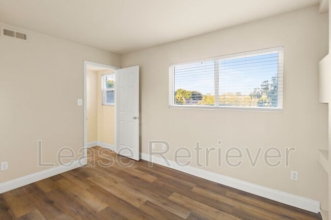 Building Photo - 940 Palm Cir