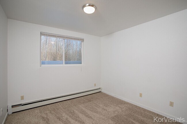 Building Photo - 1 BD, 1 BA Apartment Nestled Back on a Cul-de-Sac