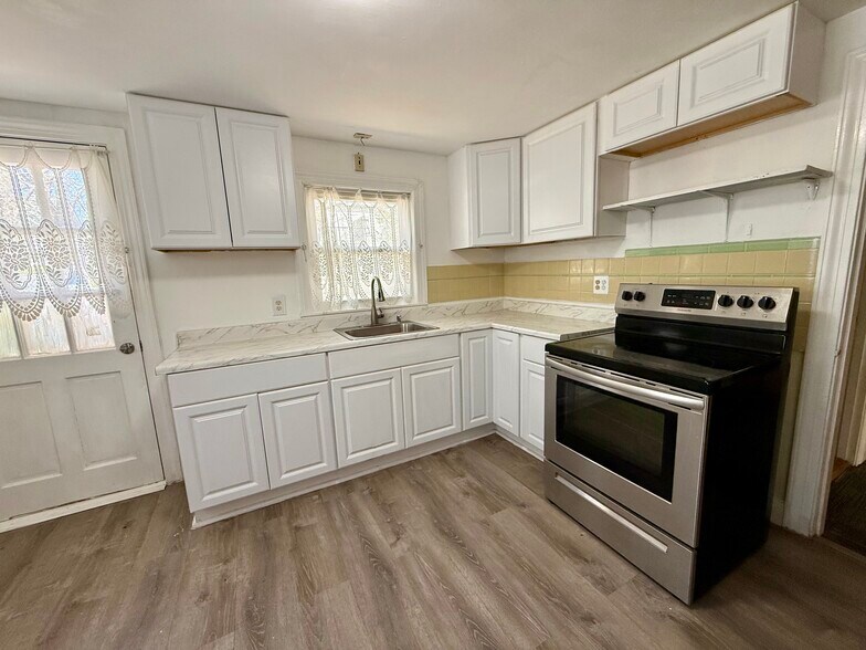 Building Photo - 27 Hartwell St