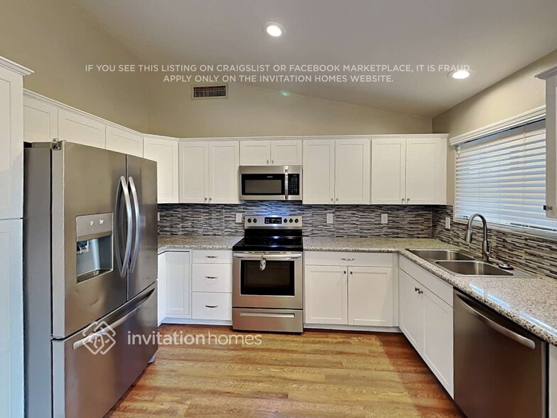 Building Photo - 30737 N Royal Oak Way