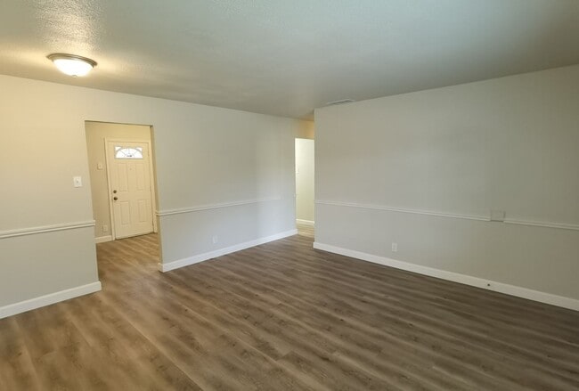 Building Photo - 4 Bedroom 2 bath in Valley High