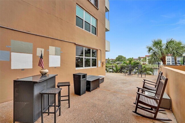 Building Photo - 1150 Hillsboro Mile Unit 1016