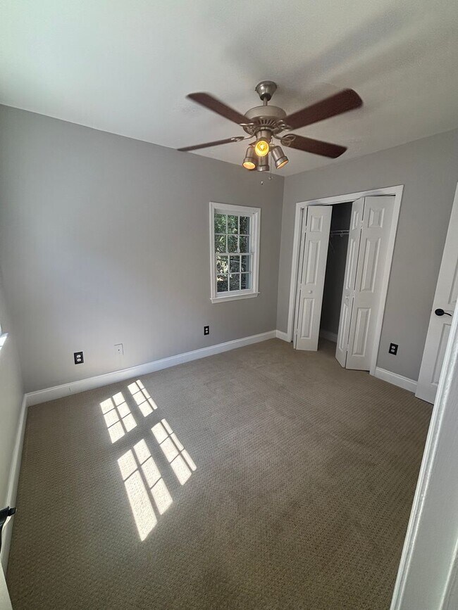 Building Photo - 2 Bedroom 2 Bathroom in The Charleston Pen...