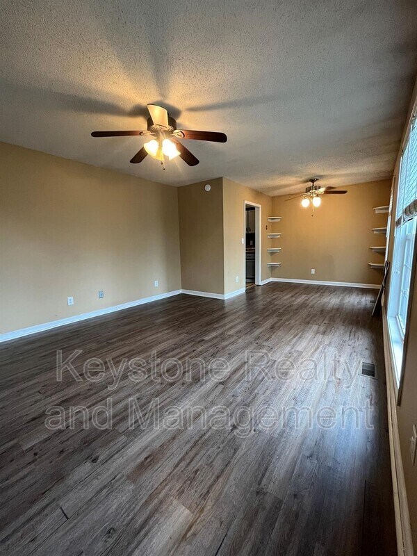 Building Photo - 404 Sideline Dr