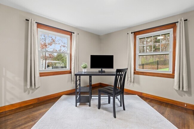 Building Photo - 123 Pond St