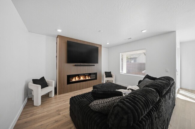 Building Photo - Extra Space, Extra Comfort! 5 Bedroom Home With Bonus Den in Long Valley!