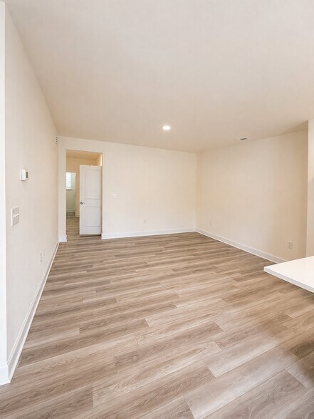 Building Photo - 484 Channel Drop Dr