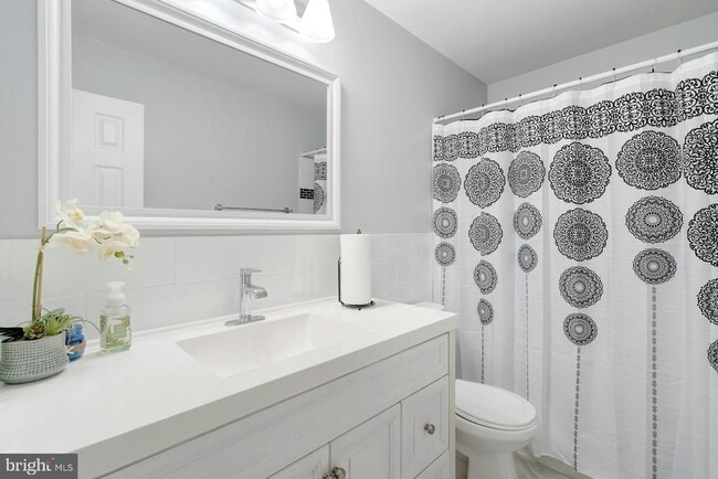 Building Photo - 900 E Tantallon Dr