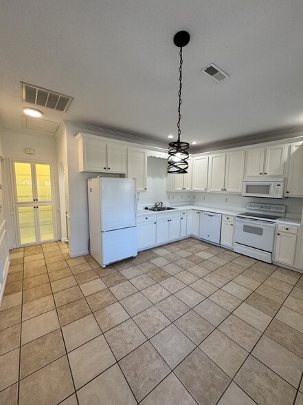 Kitchen. - 1701 Water Oak Dr