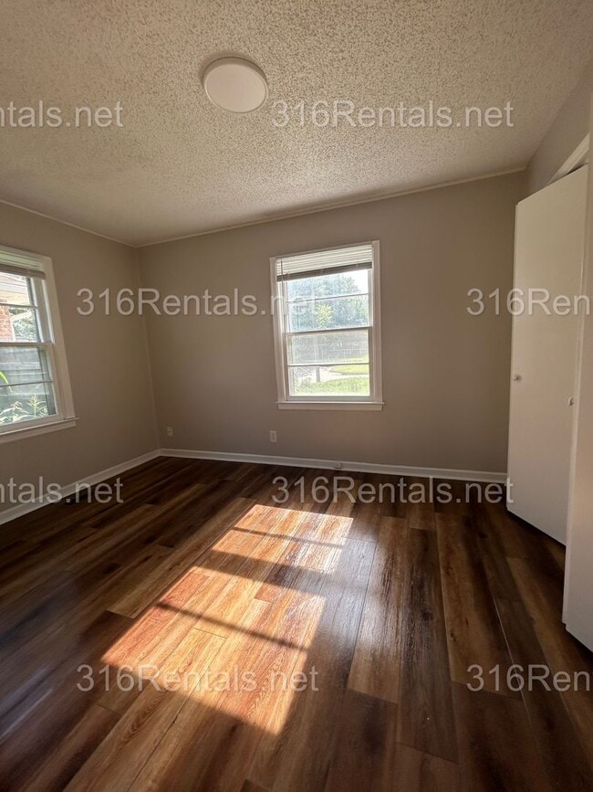 Building Photo - $1300- 4 bed 1 bath - Single Family Home