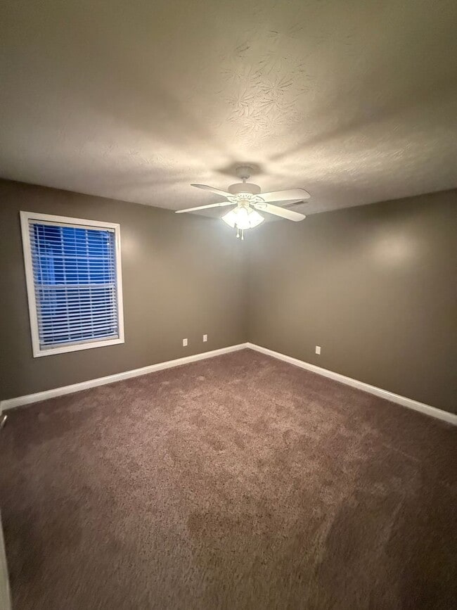 Building Photo - 3 Bed/2 Bath House with 2 Car Garage