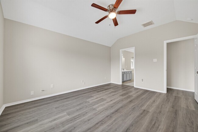 Building Photo - 6915 Great Oaks Shadow Dr