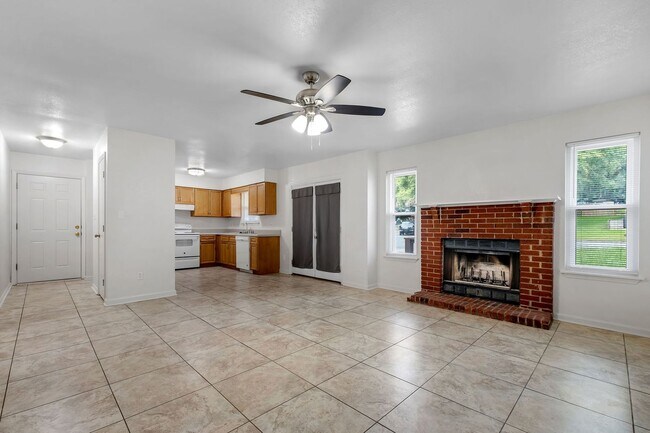 Building Photo - NW Tallahassee Duplex