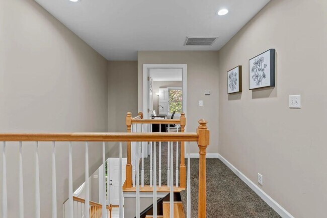 Building Photo - Location meets effortless living in this beautiful END UNIT townhome