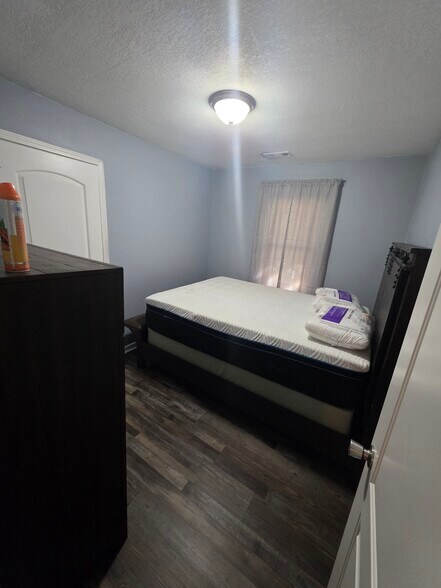 Bedroom 2 (Queen) - 2724 Mapleton Ave