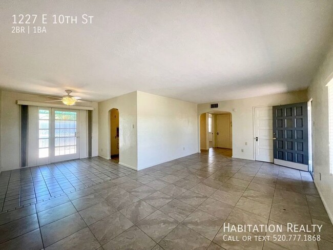 Building Photo - Pre-Lease!! Spacious 2 bed/1 bath Universi...