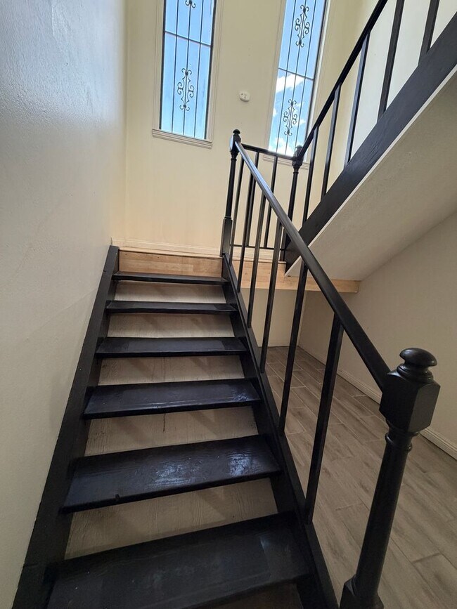 Building Photo - AMERICANA Property Mgmt - Remodeled 2 Beds Townhouse near Downtown South