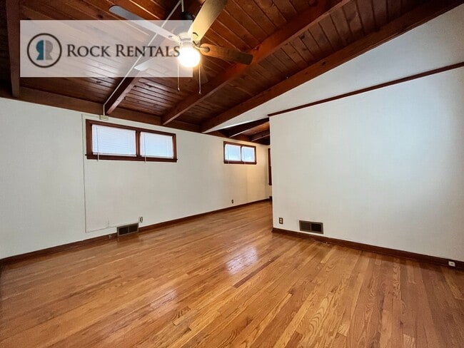 Building Photo - 2 Bed 1.5 Bath with Bonus Room