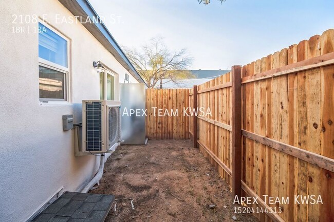 Building Photo - $825 Beautifully Remodeled 1 Bed | 1 Bath ...