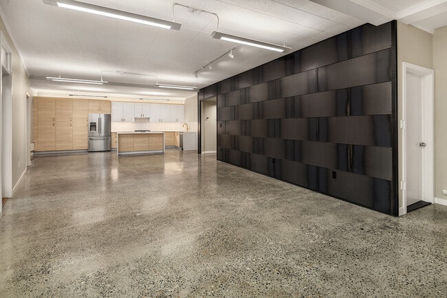 Building Photo - 2562 Dexter Ave N