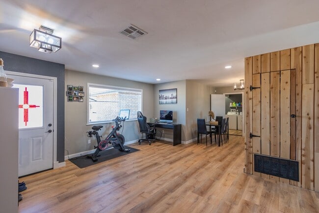 Building Photo - Beautiful 3 Bed 2 Bath - Gorgeous Views & Fenced in Backyard!