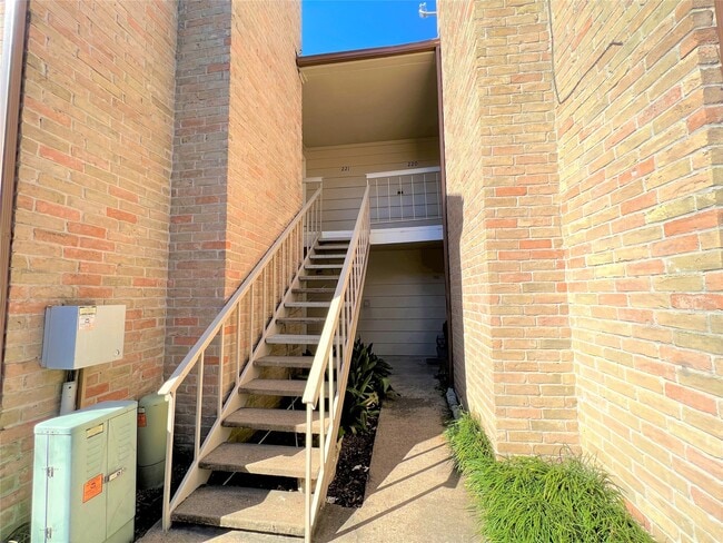 Building Photo - 2120 Wilcrest Dr