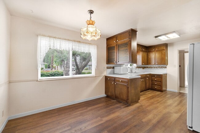 Building Photo - 1564 E Escalon Ave