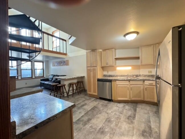 Building Photo - 408