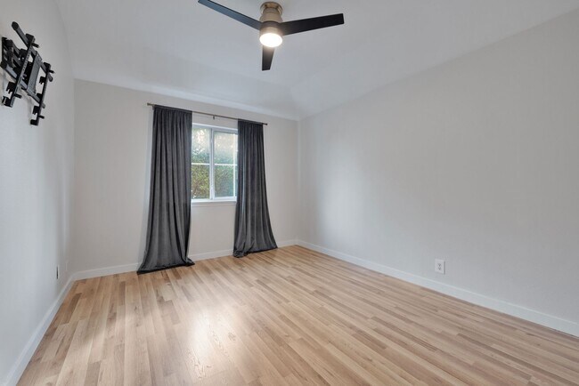 Building Photo - 136 Brook Shire