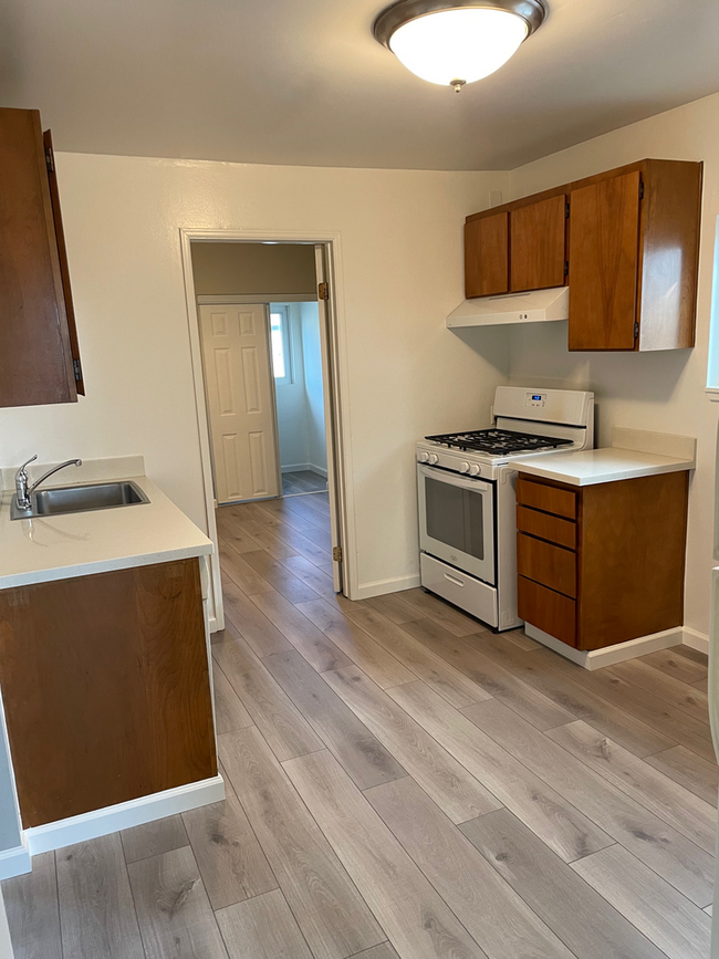 Building Photo - A cozy 2 bedroom and 1.5 bathroom duplex in South San Francisco