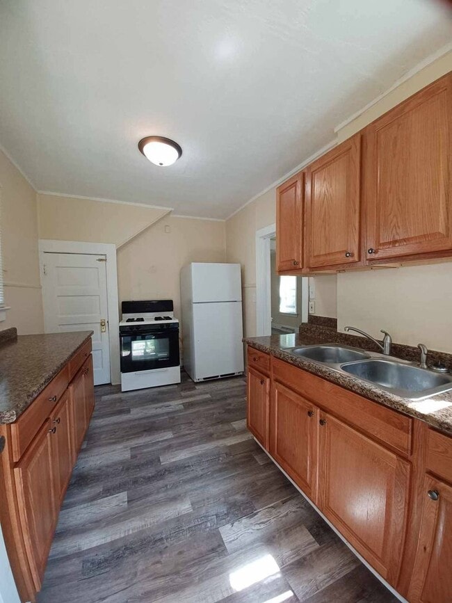 Building Photo - 2 Bedroom House for Rent - North of Swedish American Hospital