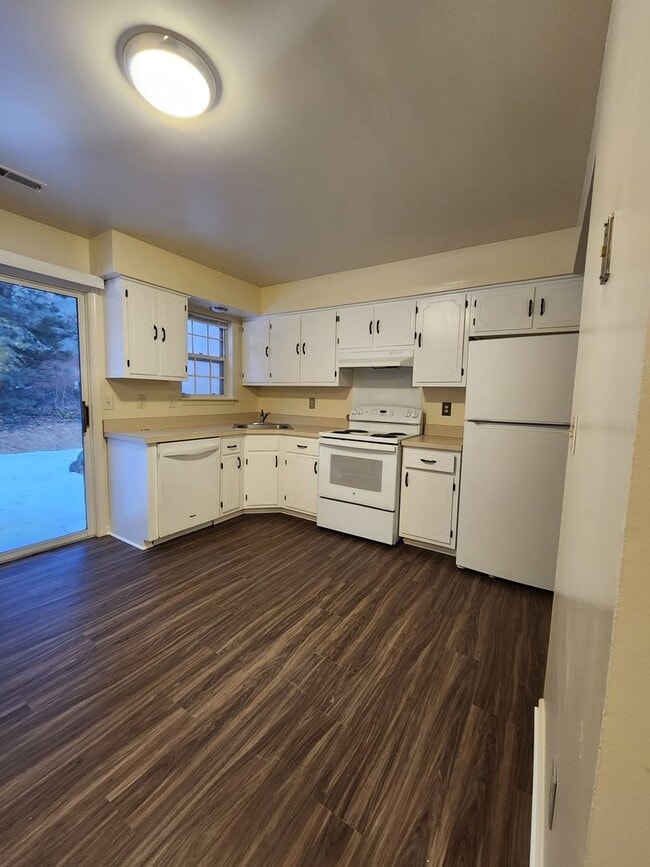 Building Photo - Spacious, private 3 Bedroom 1.5 Bath townhome available in March!