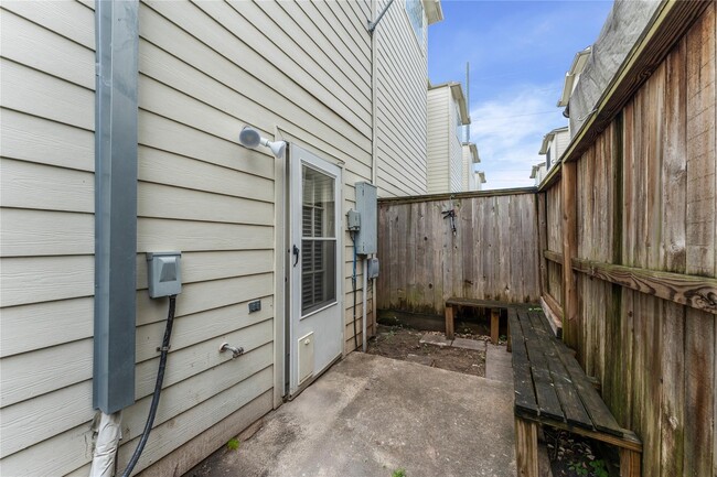 Building Photo - 8666 Meadowcroft Dr