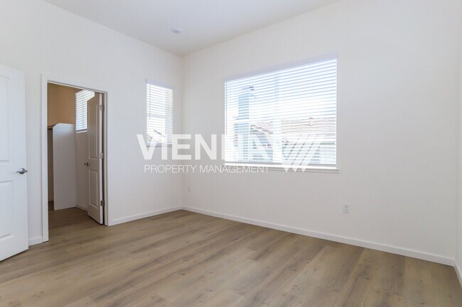 Building Photo - 8082 Quiet Knolls Dr