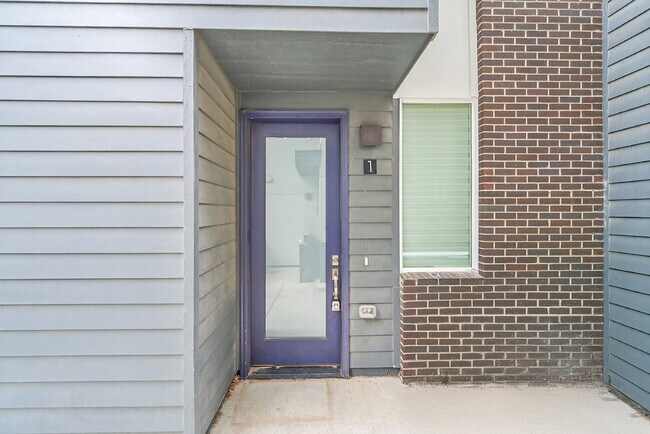 Building Photo - $3,175.00 - 2 Bedrooms, 2.2 Bathrooms, Tow...