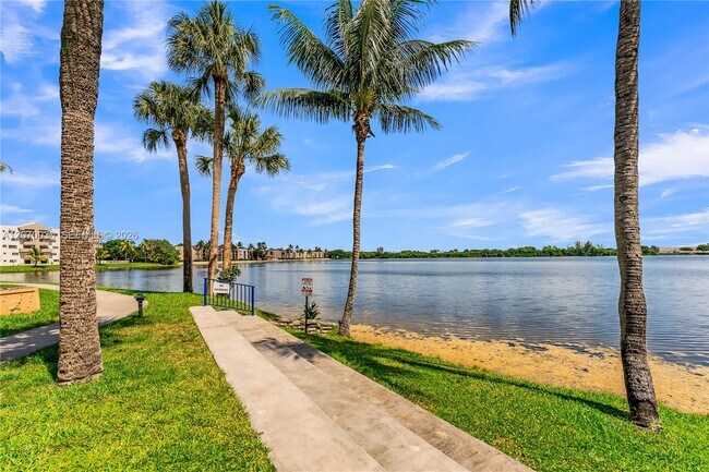 Building Photo - 15563 N Miami Lakeway