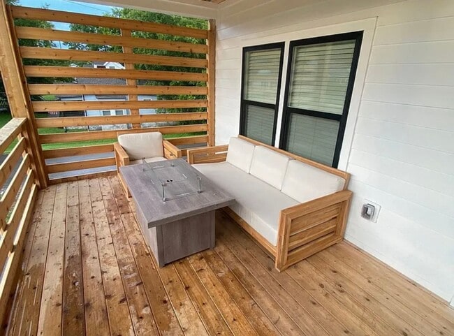 Building Photo - Modern 4-Bedroom Home with Stylish Finishe...