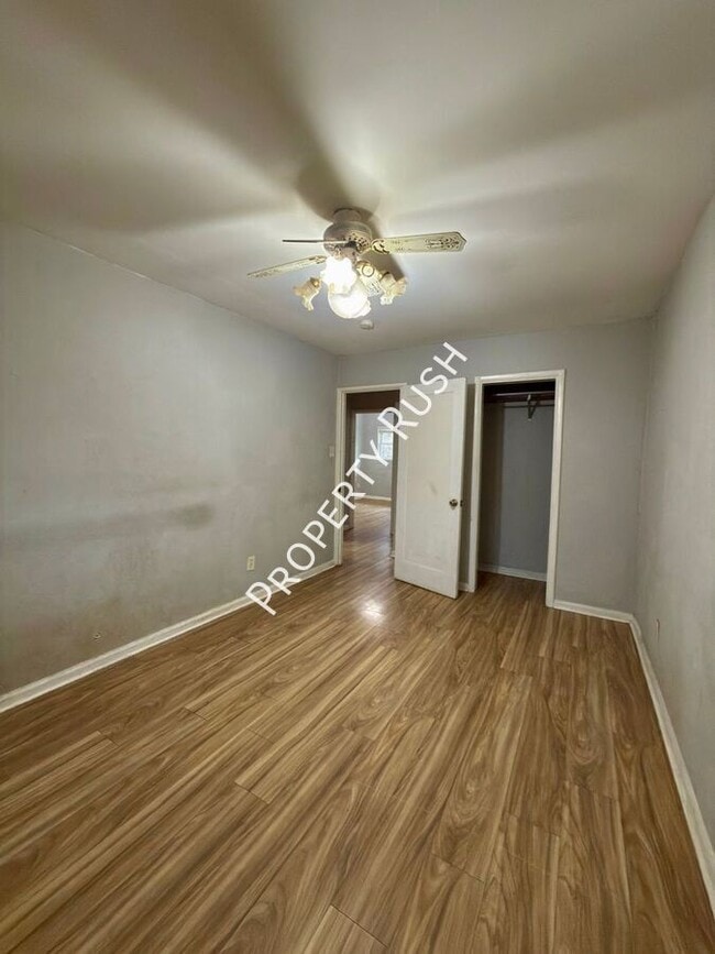 Building Photo - 706 W 47th St