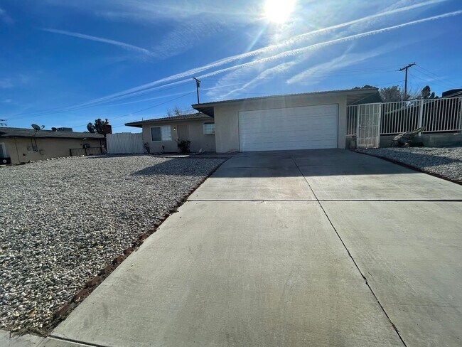 Building Photo - Victorville, 3 Bedroom, 2 Bathrooms, Large...